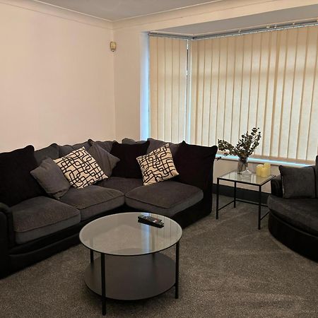 Cozy 3 Bed Home In Halifax With Secure Parking - Long & Short Stays Welcome! Екстер'єр фото