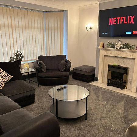 Cozy 3 Bed Home In Halifax With Secure Parking - Long & Short Stays Welcome! Екстер'єр фото