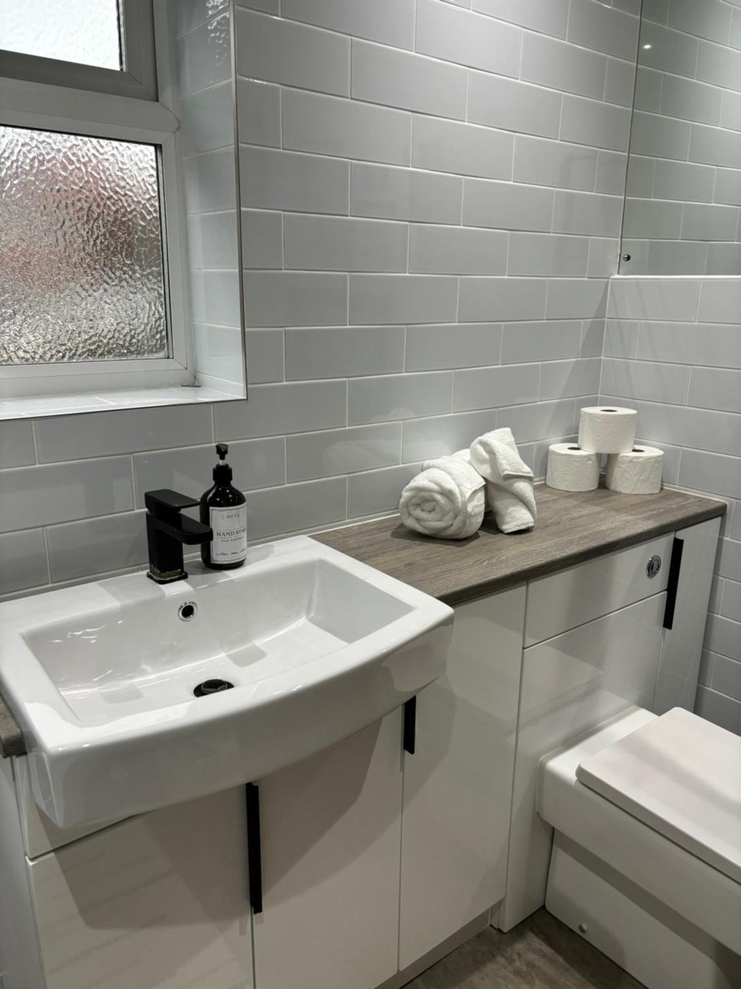 Cozy 3 Bed Home In Halifax With Secure Parking - Long & Short Stays Welcome! Екстер'єр фото