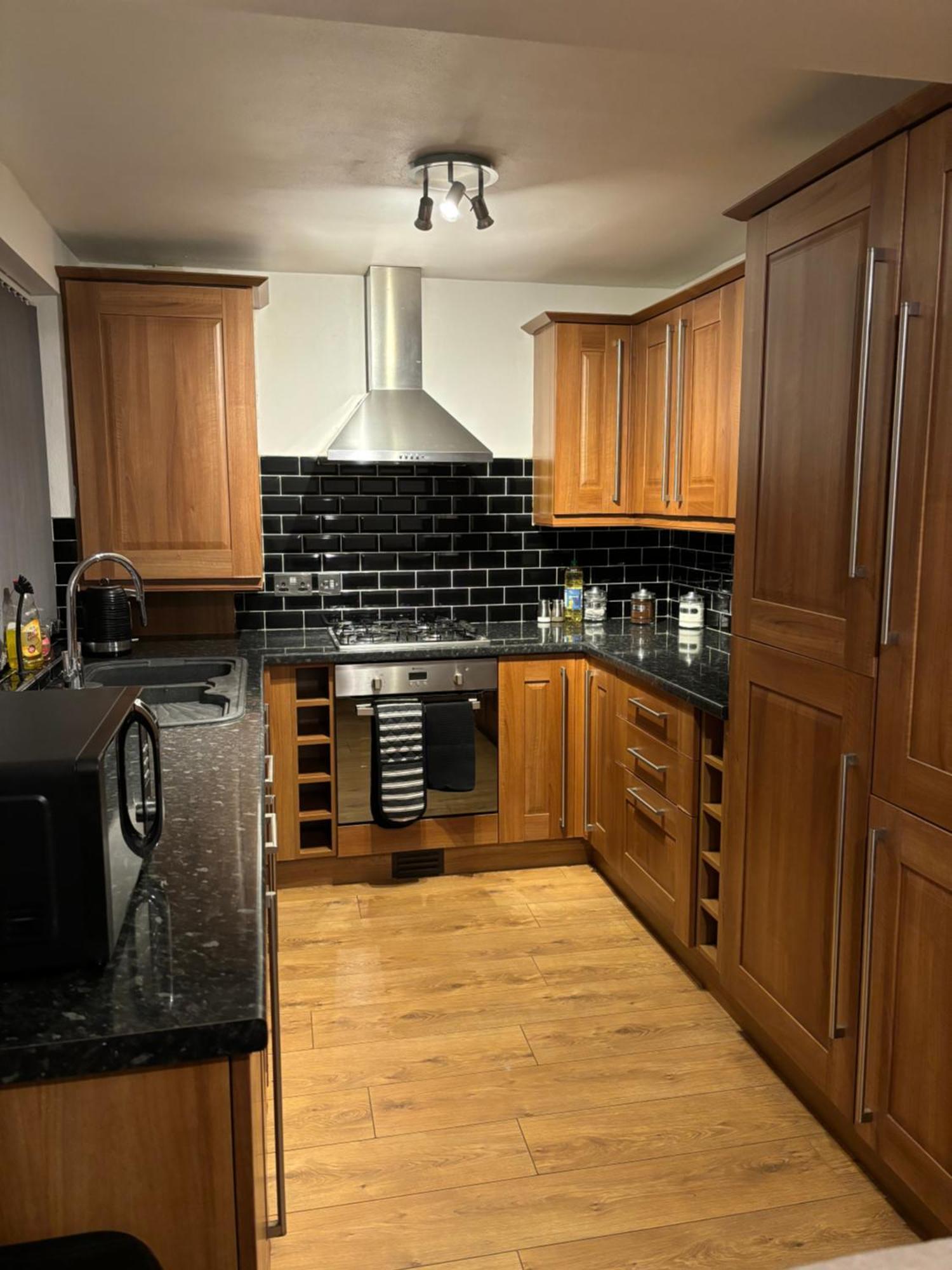 Cozy 3 Bed Home In Halifax With Secure Parking - Long & Short Stays Welcome! Екстер'єр фото