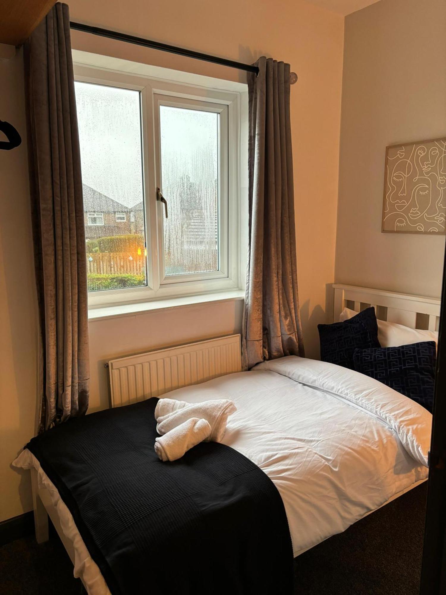Cozy 3 Bed Home In Halifax With Secure Parking - Long & Short Stays Welcome! Екстер'єр фото