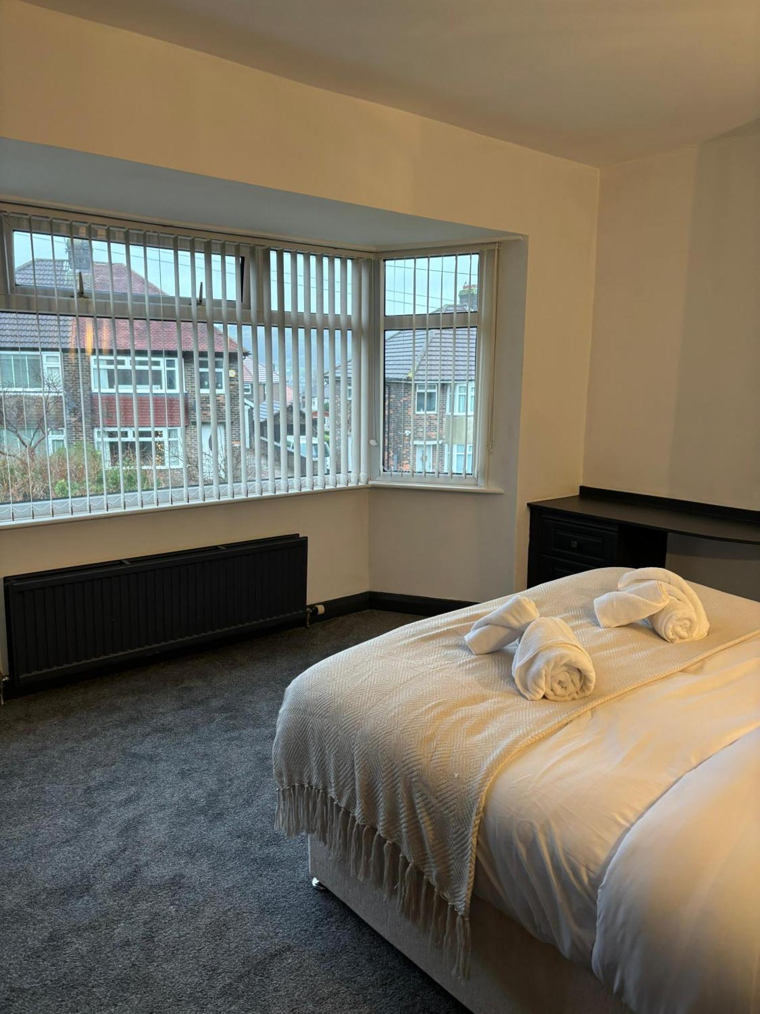 Cozy 3 Bed Home In Halifax With Secure Parking - Long & Short Stays Welcome! Екстер'єр фото