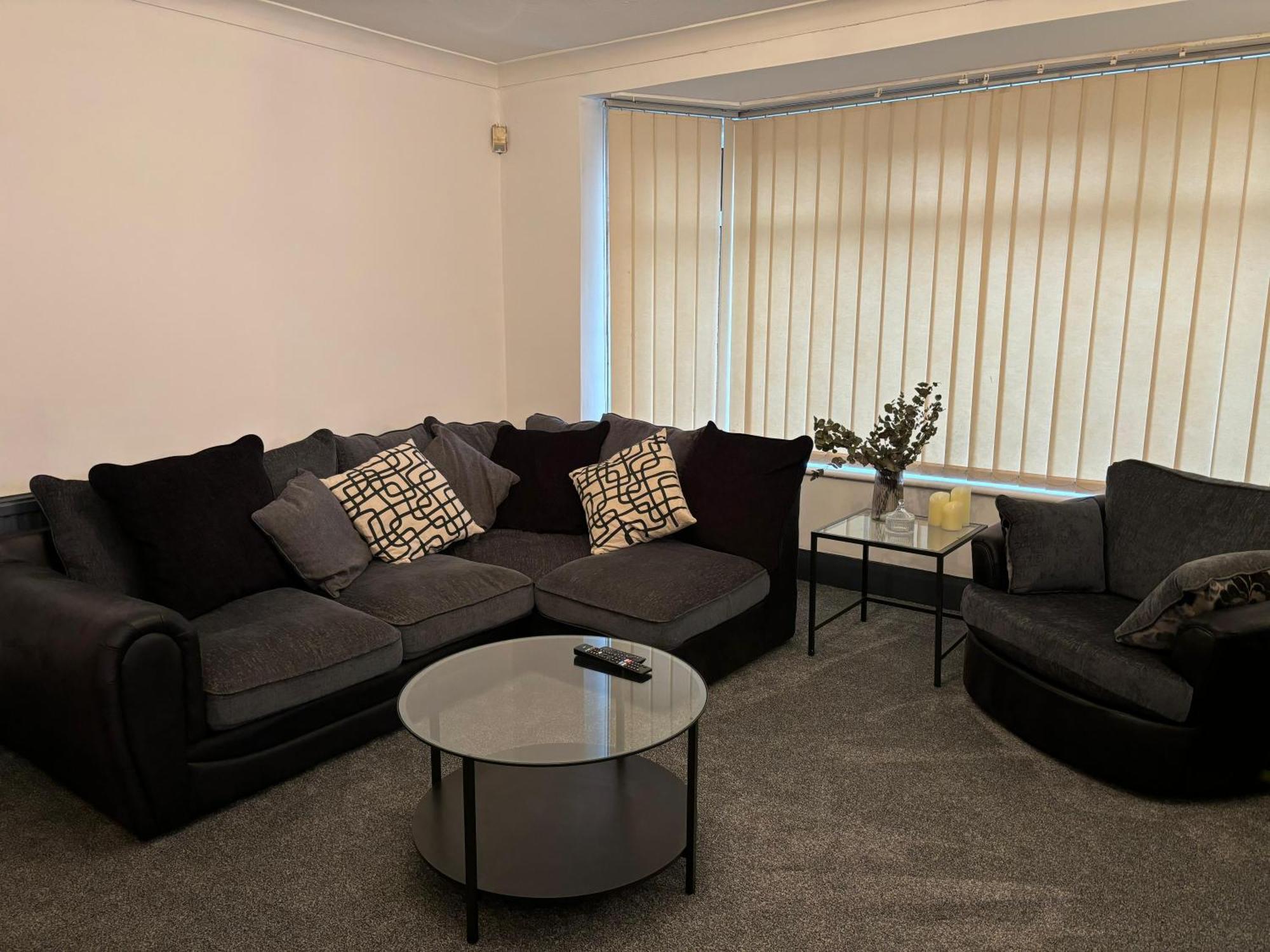Cozy 3 Bed Home In Halifax With Secure Parking - Long & Short Stays Welcome! Екстер'єр фото